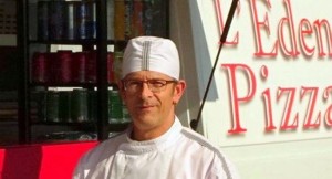 René devant son camion à l'accueil des amateurs de bonnes pizzas. / Photo DDM DDM G.B.